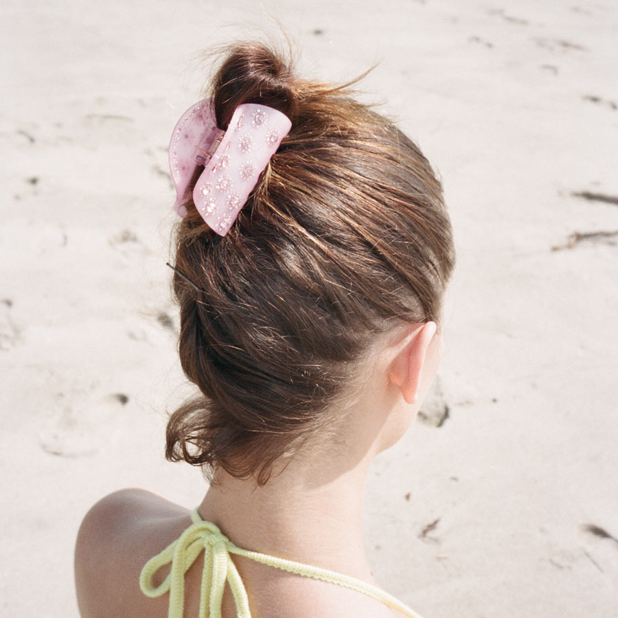 model wearing Luna Clip in Rosa in hair