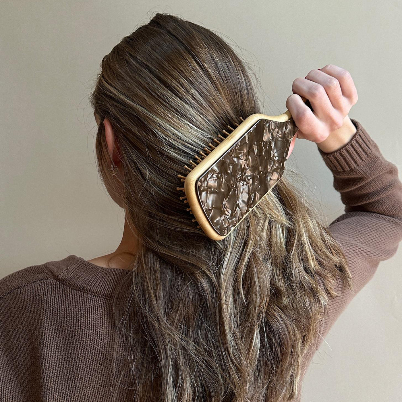Model using Bamboo Paddle Brush in Toasted Sugar in hair.