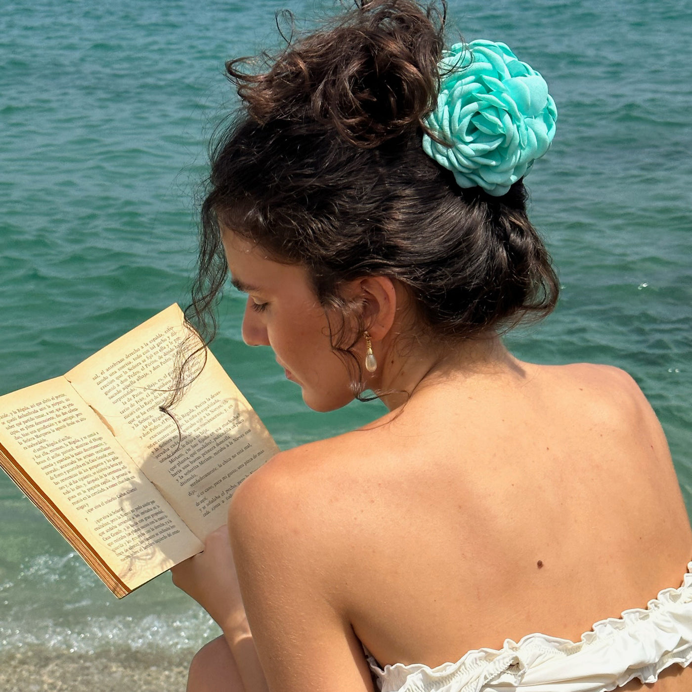 model reading a book with Camellia Clip in Sea Salt in hair
