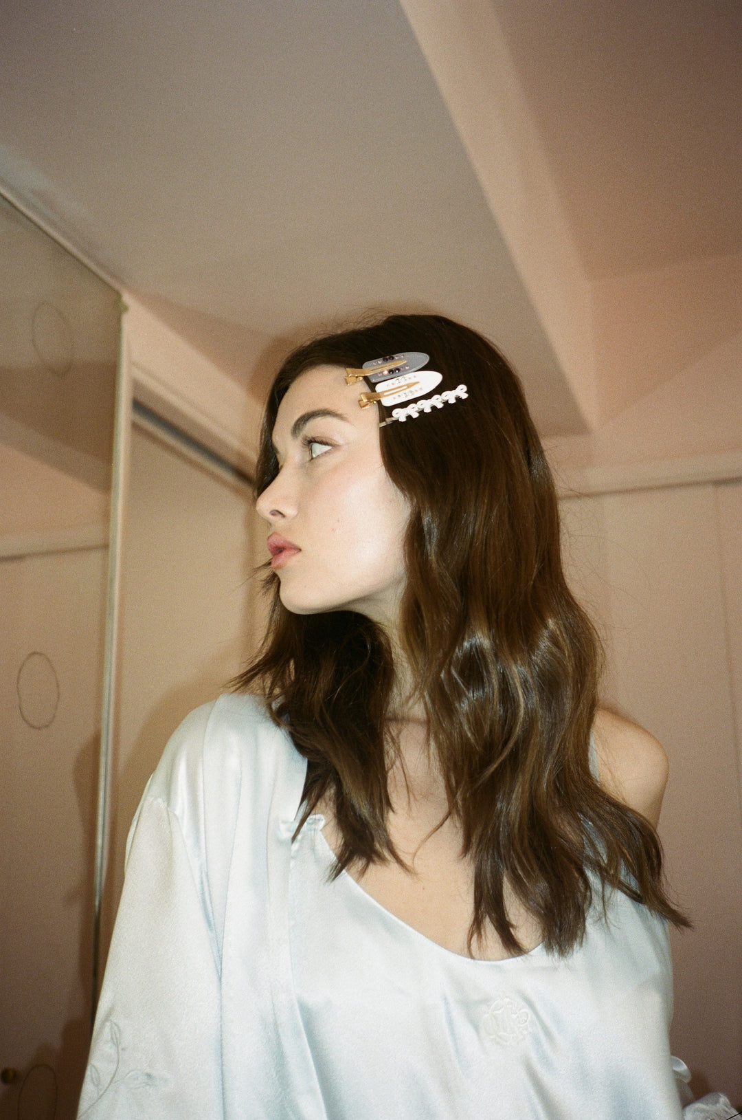 model wearing Crème de la Crème makeup clips