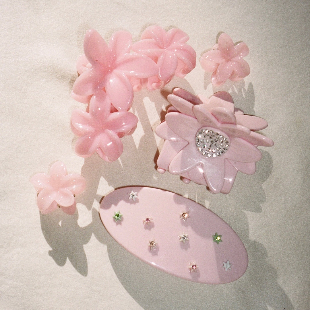 Miss Super Bloom Clip in Jelly Peach with assorted hair accessories