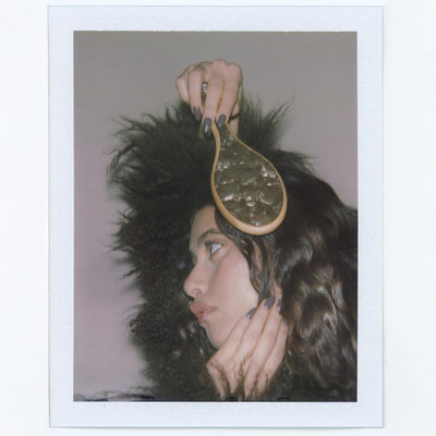 Model using Flat Brush in Toasted Sugar in hair.