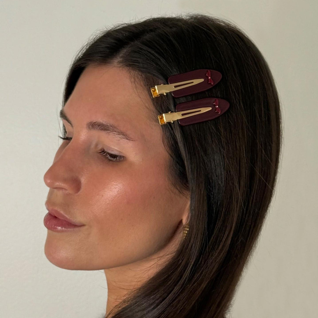 model wearing Popstar Clips in Group Chat in hair