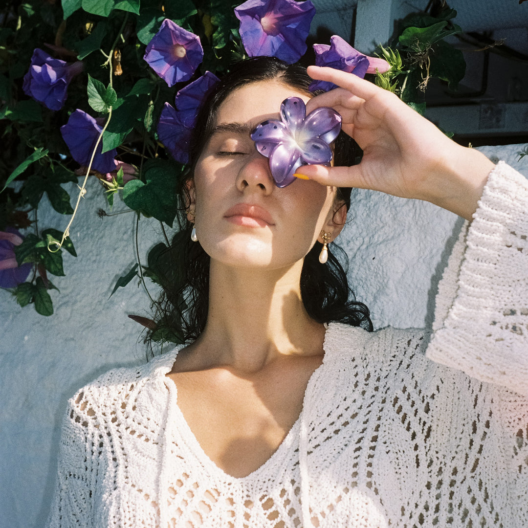 model holding Super Bloom Clip in Iris Pearl
