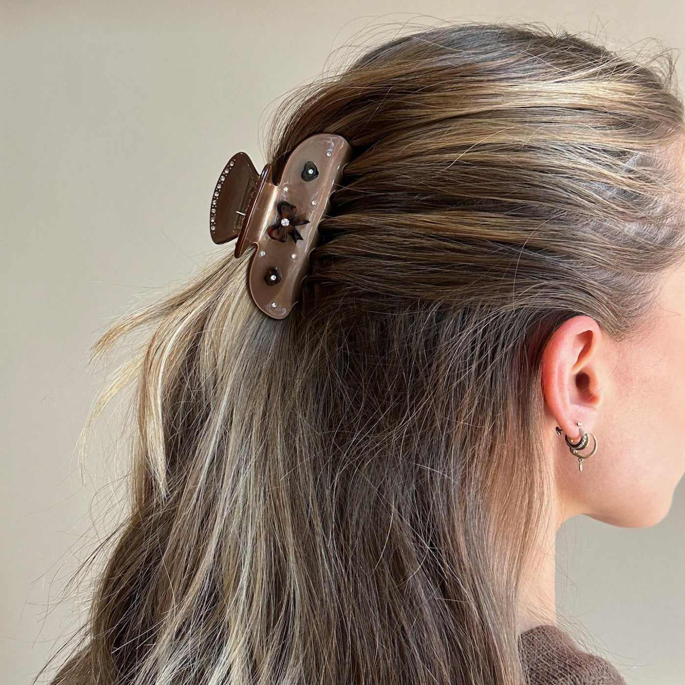 Closeup view of model wearing Sweetheart Clip in Cocoa Cashmere in hair.