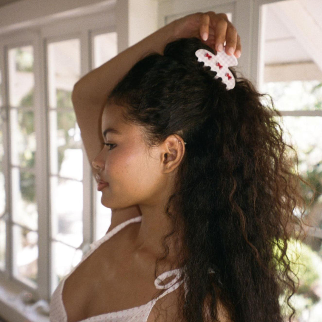 model clipping Sweetheart Clip in Sweet as Pie in hair