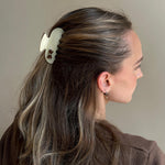 Model wearing Sweetheart Clip in Vanilla Chai in hair.