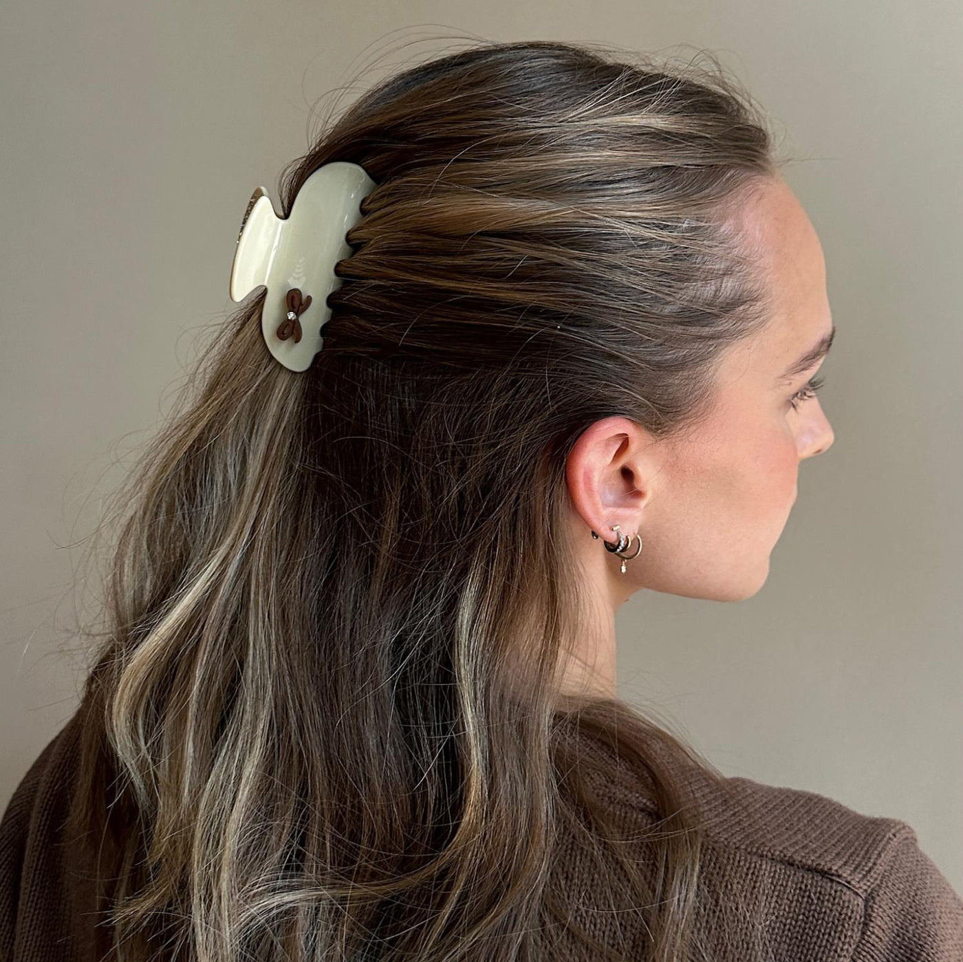Model wearing Sweetheart Clip in Vanilla Chai in hair.