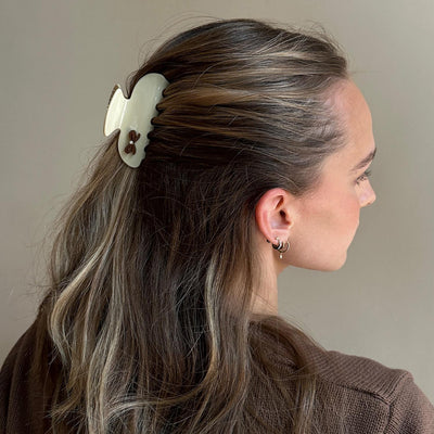 Model wearing Sweetheart Clip in Vanilla Chai in hair.