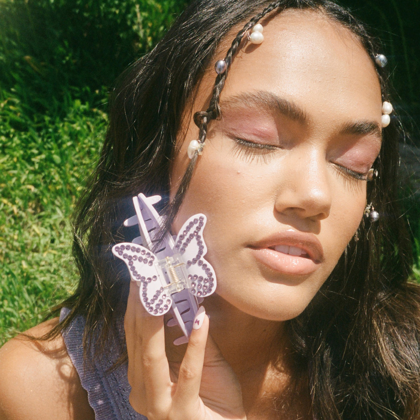 model holding Mariposa Clip in Lilac Sunset