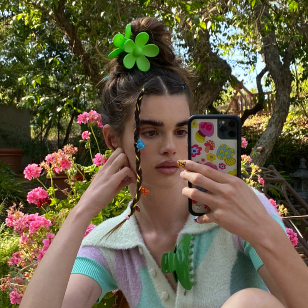 model wearing Big Daisy Clip in Island in hair
