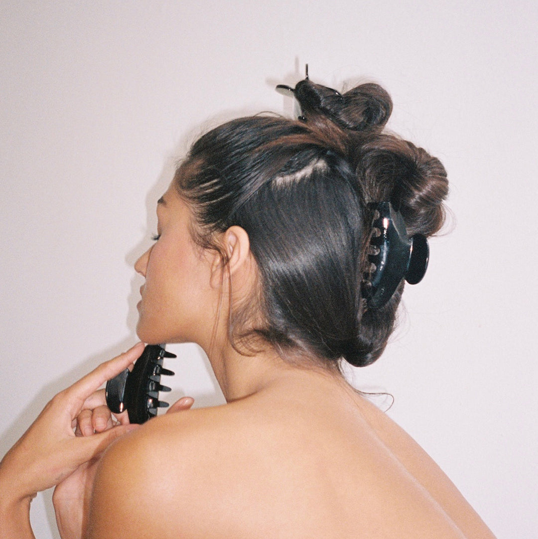 model wearing lil effing clip in noir