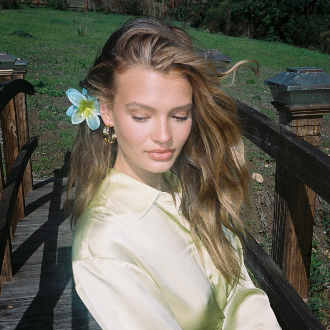 closeup of model with Super Bloom Clip in Maui in hair